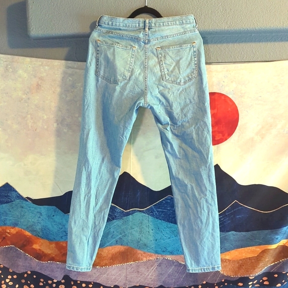 Everlane Original Cheeky Jean in Stone-washed Sky - Picture 6 of 16